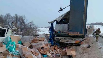 В Ульяновской области легковой автомобиль попал в «тиски» грузовиков