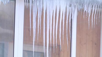 В Татарстане на рабочего упала глыба льда во время чистки крыши, он погиб на месте - НТР 24