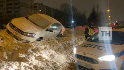 В Татарстане пьяный мужчина убежал с места ДТП, бросив арендованную машину