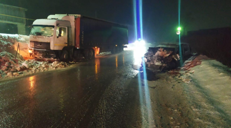 В Нижнекамском районе водитель легковушки врезался в грузовик