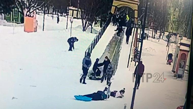 Появились видео падения ребенка на горке в Нижнекамске, после чего он попал в реанимацию