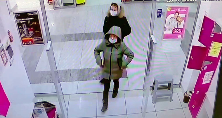Полиция Нижнекамска разыскивает пару в масках из магазина косметики