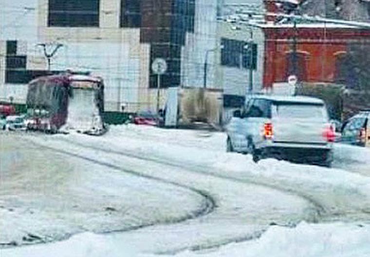 Проехавшего по рельсам 22-летнего водителя в Казани нашли и оштрафовали