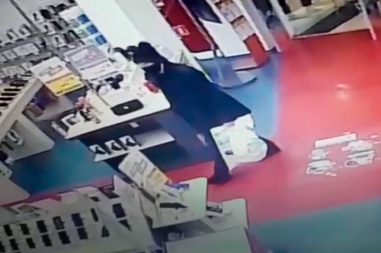 Нижнекамская полиция разыскивает посетителя магазина в связи с кражей наушников