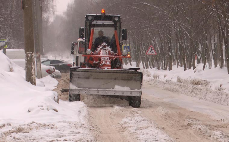 В Нижнекамске устраняют последствия снегопада