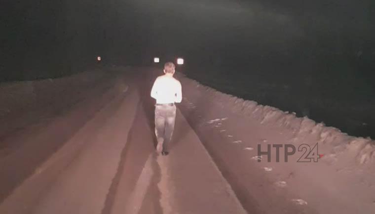 На дороге под Нижнекамском очевидцы увидели полуголого бегущего человека