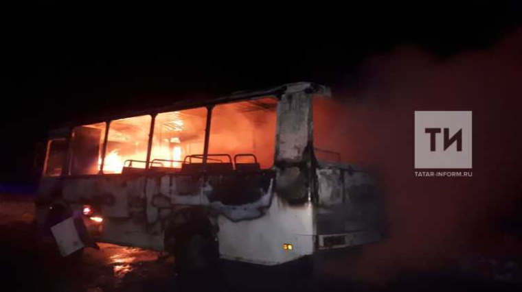 В Татарстане на автотрассе целиком сгорел автобус