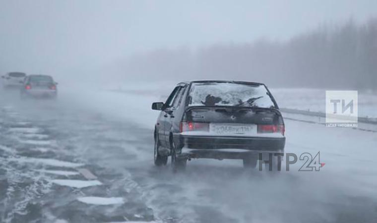 ГИБДД Татарстана предупредила водителей о гололёде и плохой видимости