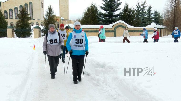 Нижнекамские пенсионеры прошли марафон по скандинавской ходьбе
