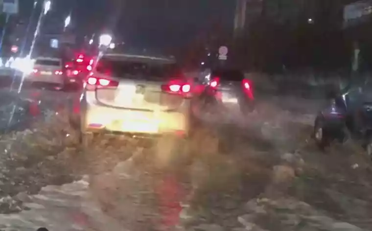 В Нижнекамске и-за оттепели затопило дорогу на проспекте Мира