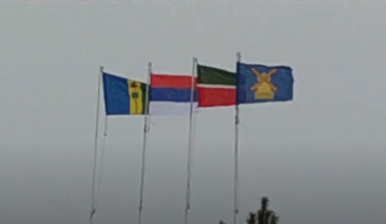 Жители поселка под Нижнекамском заметили перевёрнутый флаг на здании администрации