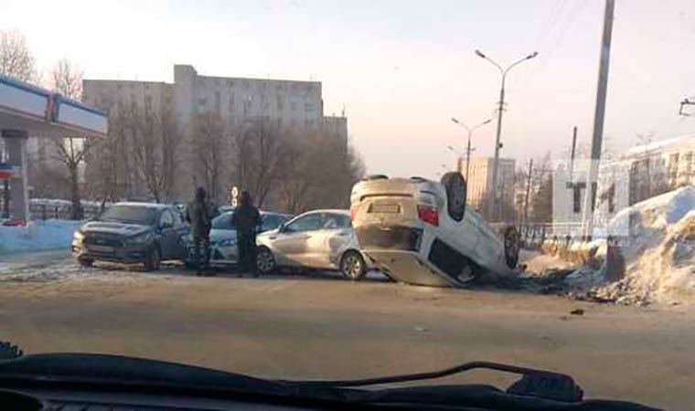 В Казани произошло массовое ДТП, одна из машин оказалась на крыше