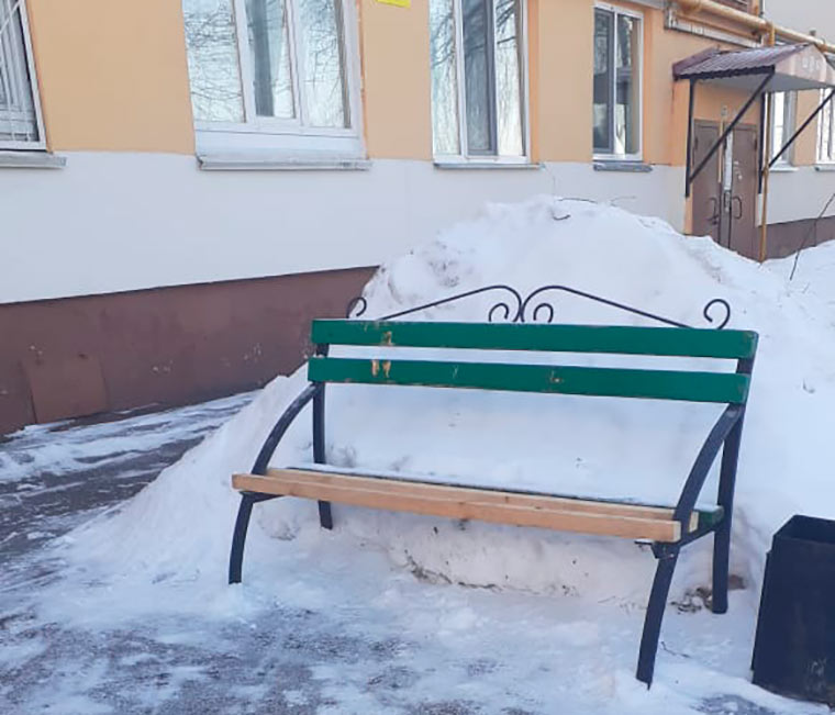 Нижнекамские коммунальщики починили скамейку, сломанную ледяной глыбой