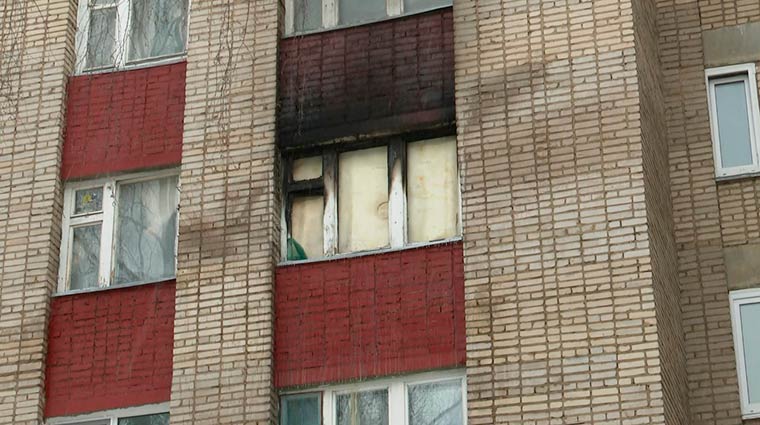 На хозяев сгоревшей квартиры в нижнекамском общежитии неоднократно жаловались соседи