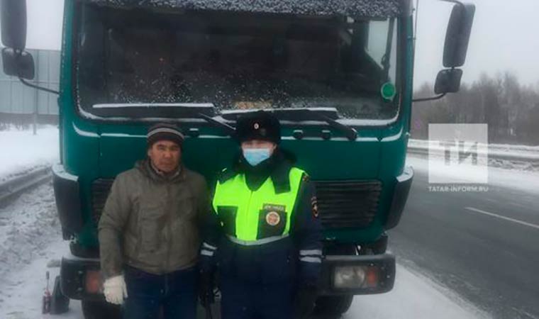 В Татарстане сотрудники ГИБДД помогли водителю «Мерседеса» из Казахстана