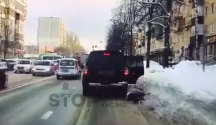 В Татарстане девушку на ходу выбросили из машины, инцидент попал на видео