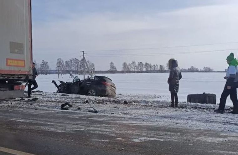 Девочка-подросток и мужчина погибли на трассе в Татарстане после того, как в их иномарку влетел грузовик