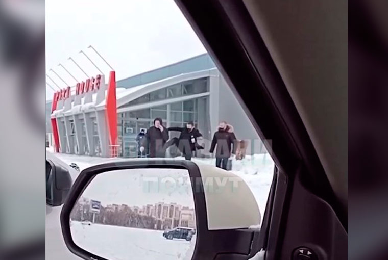 В Татарстане охранник торгового центра выгнал посетителя пинком в спину