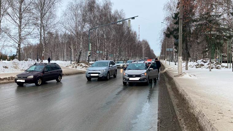 Промчавшийся на красный сигнал светофора автомобиль изувечил бабушку в Нижнекамске