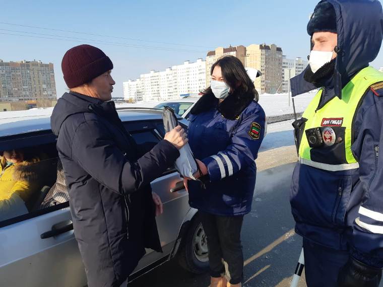 Нижнекамские автоинспекторы поздравили водителей с 23 февраля