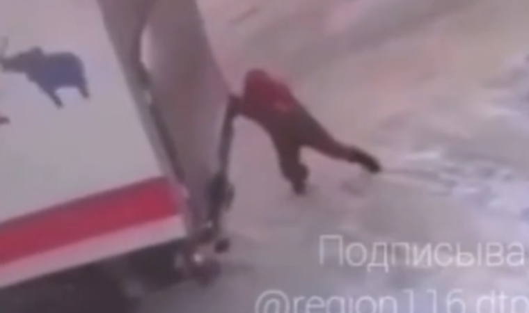 Житель Казани пытался остановить фуру вручную, инцидент попал на видео