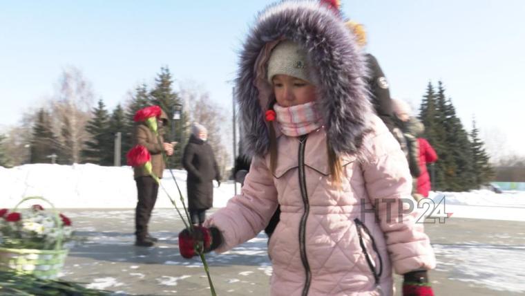 Нижнекамцы возложили цветы к Монументу Победы в честь Дня защитника Отечества