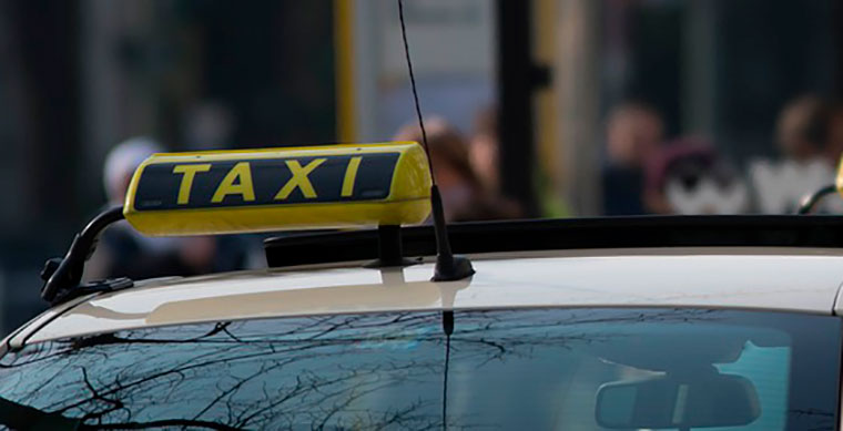 В Татарстане пассажир такси напал на водителя с проводом от телефона