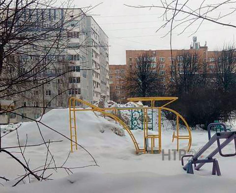 В Нижнекамске грязным снегом завалили детскую площадку