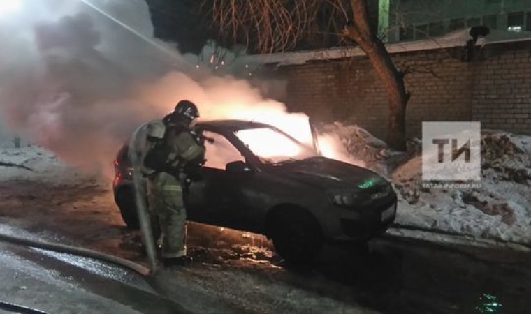 В Челнах во дворе сгорел припаркованный автомобиль