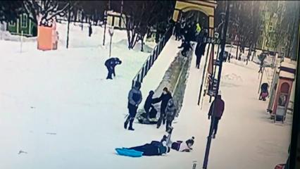Появились видео падения ребенка на горке в Нижнекамске, после чего он попал в реанимацию