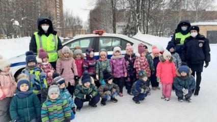 Сотрудники Госавтоинспекции Нижнекамска показали детям патрульную машину