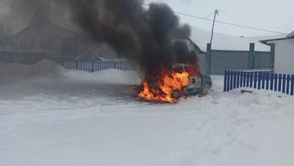 В Нижнекамском районе на ходу загорелся автомобиль