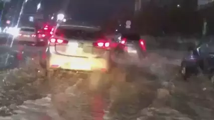 В Нижнекамске и-за оттепели затопило дорогу на проспекте Мира