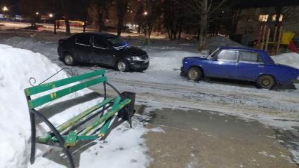 В Нижнекамске упавшие с крыши глыбы льда сломали скамейку у подъезда