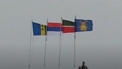 Жители поселка под Нижнекамском заметили перевёрнутый флаг на здании администрации