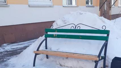 Нижнекамские коммунальщики починили скамейку, сломанную ледяной глыбой - НТР 24