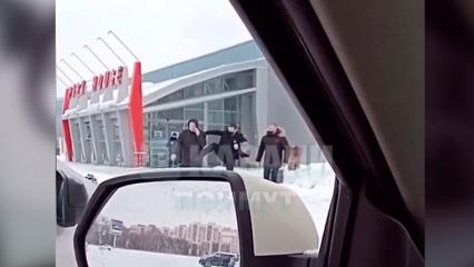 В Татарстане охранник торгового центра выгнал посетителя пинком в спину - НТР 24