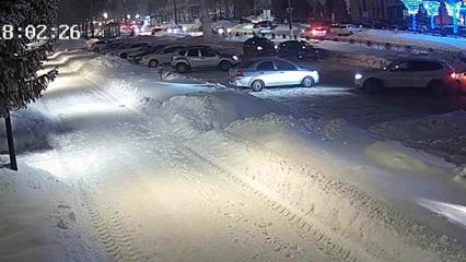 ГИБДД Нижнекамска разыскивает виновника аварии на парковке около центральной почты