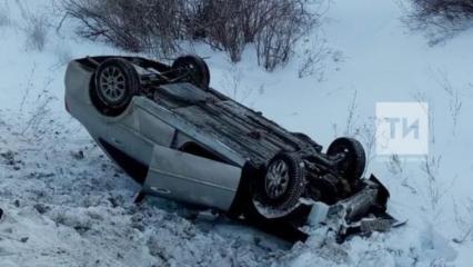 В Татарстане машина вылетела в кювет с автотрассы и перевернулась