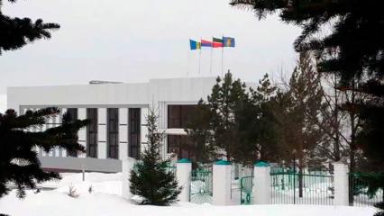 Прокуратура возбудила дело на руководителя исполкома Камских Полян за перевёрнутый флаг - НТР 24