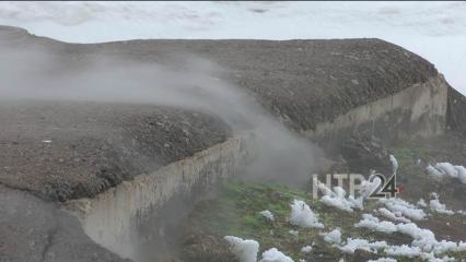 В Нижнекамске из-за порыва трубы посреди гор снега зазеленела трава