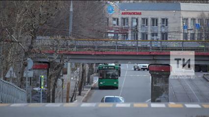 В Татарстане девушку выбросило из троллейбуса ударом тока