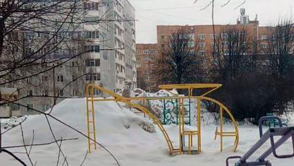 В Нижнекамске грязным снегом завалили детскую площадку