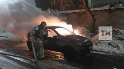 В Челнах во дворе сгорел припаркованный автомобиль