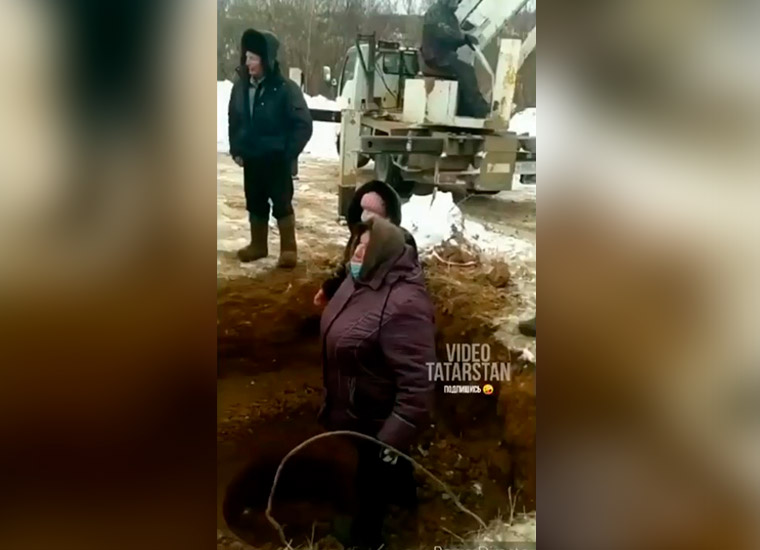 В Татарстане пенсионерки прыгнули в котлован, пытаясь помешать установке сотовой вышки