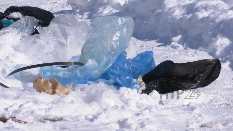 Нижнекамцы жалуются на разбросанный мусор возле магазина
