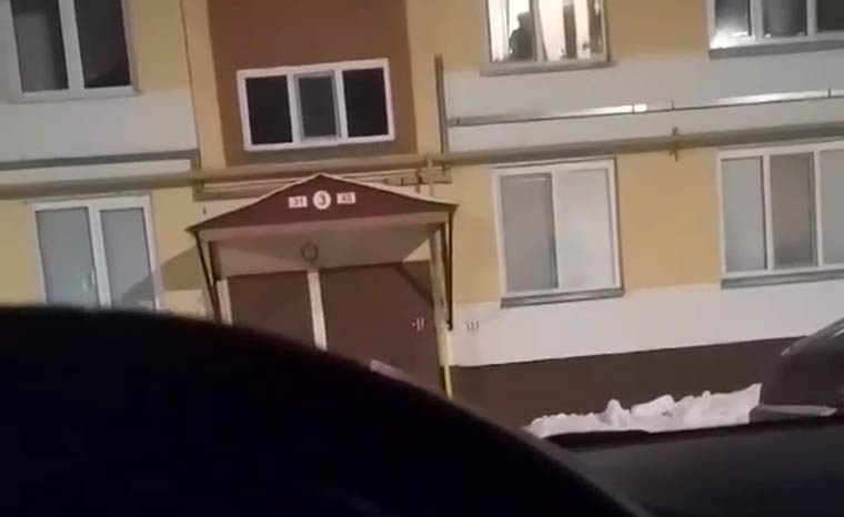 Нижнекамский водитель, припарковавшийся у дома, застал женщину за необычным занятием