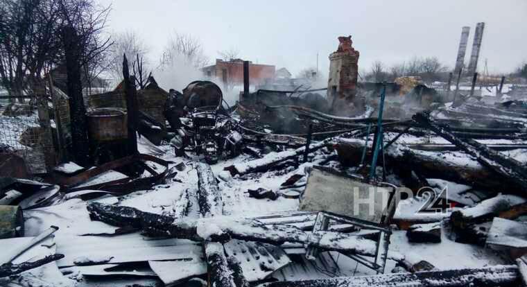 Дознаватели выясняют причины пожара под Нижнекамском, из-за которого люди потеряли все имущество