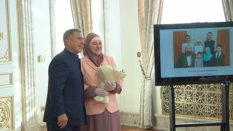 Президент Татарстана наградил жительницу Нижнекамска