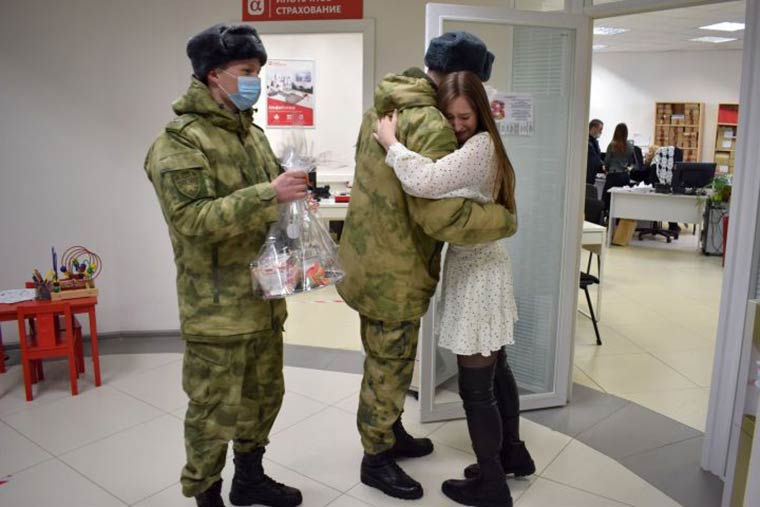 В Татарстане девушка приняла поздравления от «ангелов-хранителей»